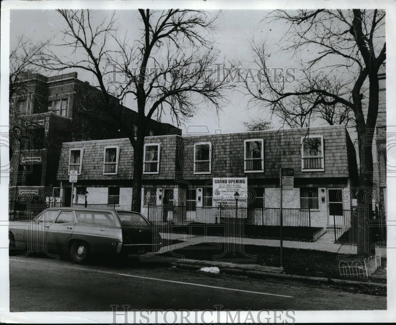 Load image into Gallery viewer, 1969 Press Photo Single Family Apartments Address Housing Shortages - nec66946
