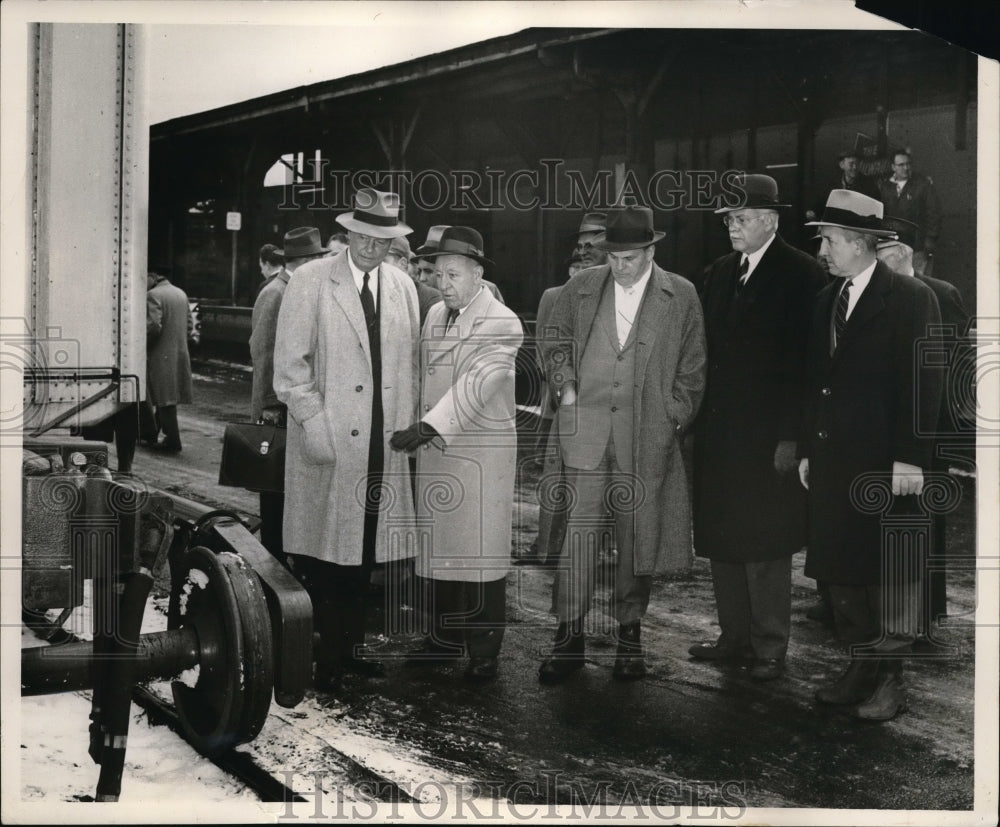 1957 Press Photo C & O executives and postal officials