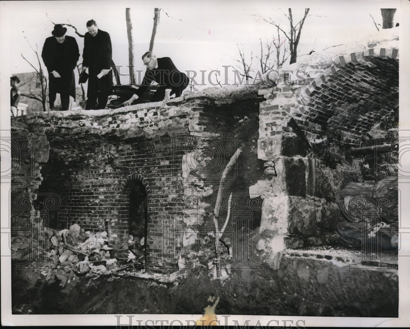 Load image into Gallery viewer, 1956 Press Photo Ramains of brick tunnel and stable under bostons park street
