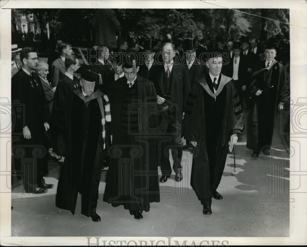 1942 Press Photo Degrees awarded to 2k students at Harvard University in Mass.