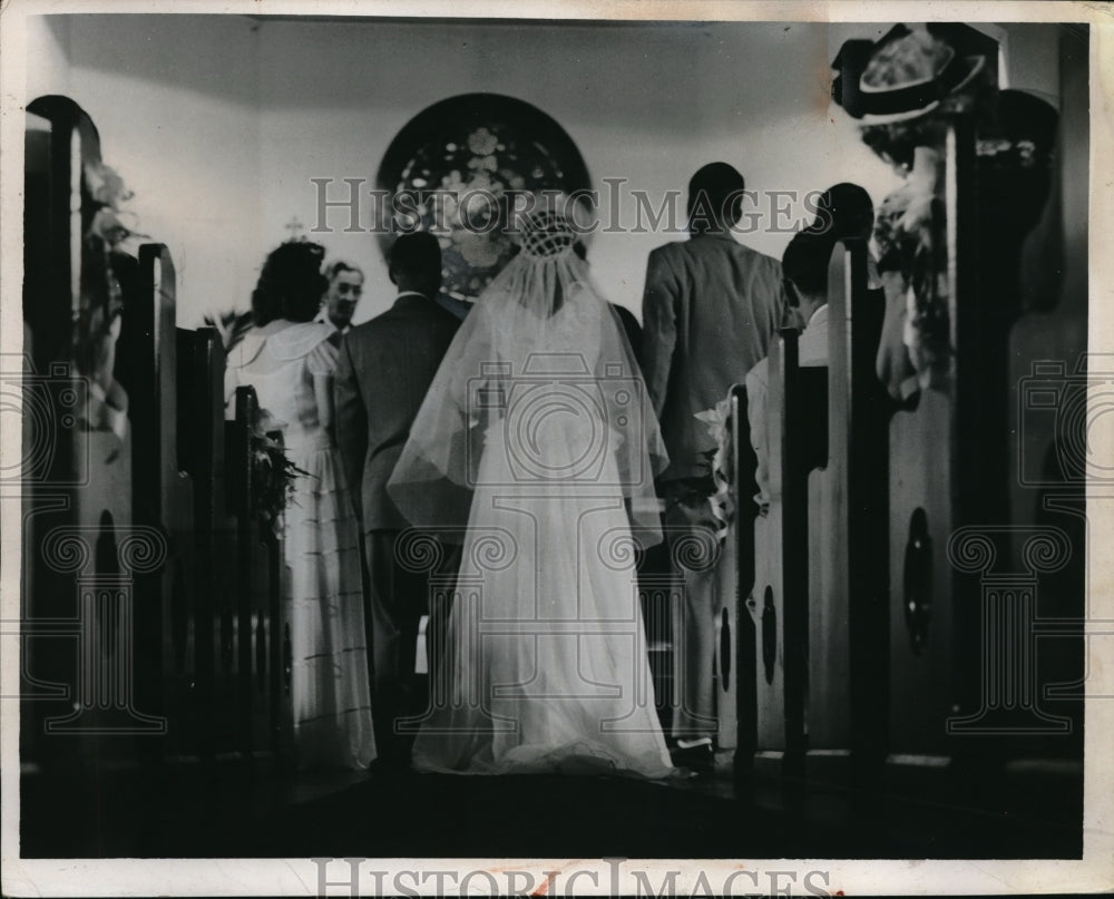 1948 Press Photo Carl Hanaum collapses at his wedding in Columbus Ohio