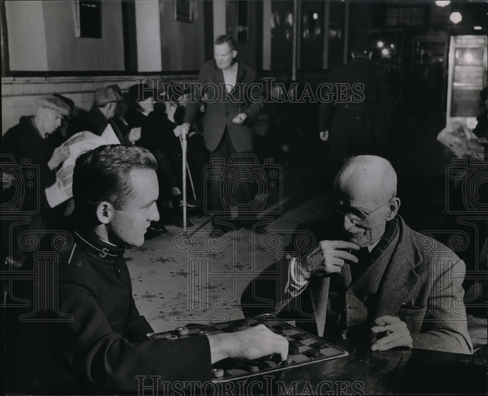 1948 Press Photo Salvation Army Memorial Hotel, ernest is shown playing checkers