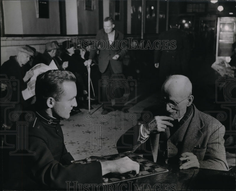 Load image into Gallery viewer, 1948 Press Photo Salvation Army Memorial Hotel, ernest is shown playing checkers
