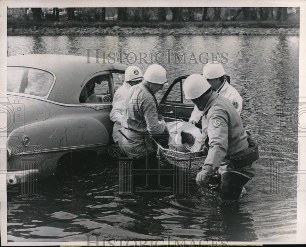 1960 Press Photo Waukesha, Wisc civivl defense training of car in lake women