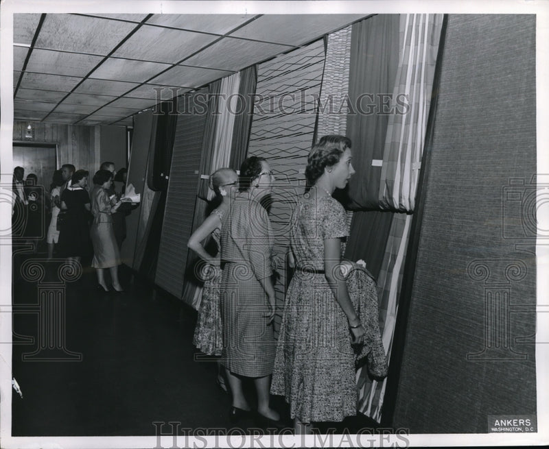 Load image into Gallery viewer, 1959 Press Photo Exhibition of largest collection of Danish Textiles
