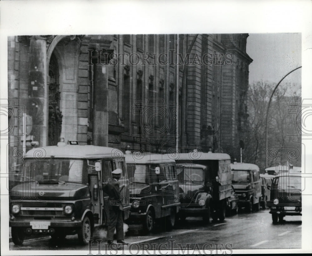 1972 Press Photo Police guard court building in West Berlin