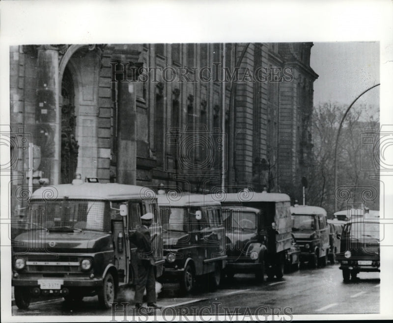 Load image into Gallery viewer, 1972 Press Photo Police guard court building in West Berlin
