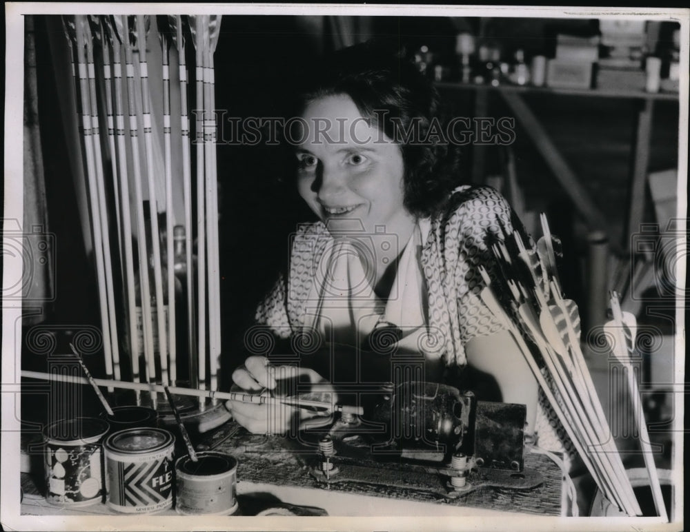 1935 Press Photo Mrs. Lena Gunn works on bow and arrows Los Angeles Ca.
