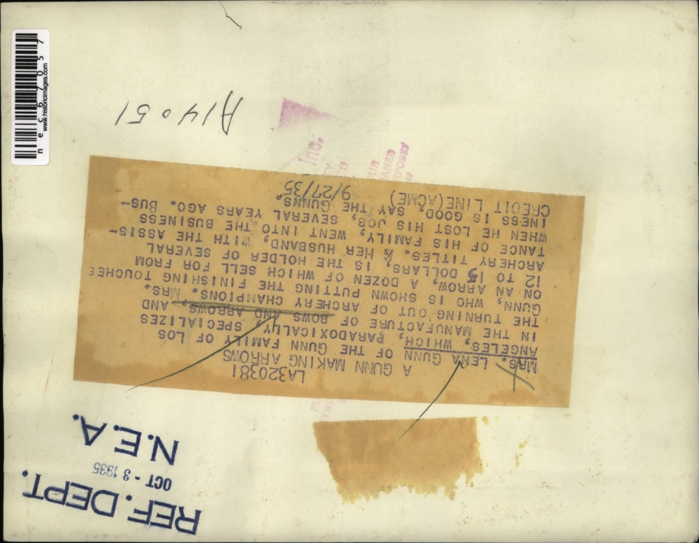 1935 Press Photo Mrs. Lena Gunn works on bow and arrows Los Angeles Ca.