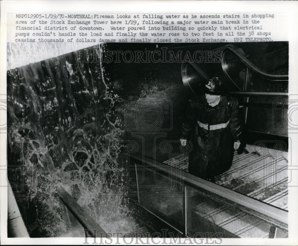 1970 Press Photo Montreal, Canada fireman at Stock Exchange Tower fire scene