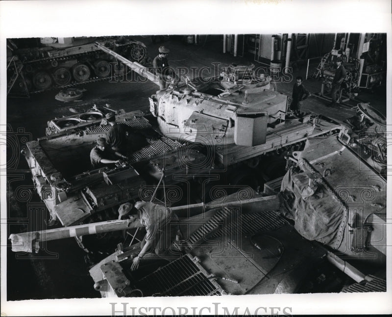 Load image into Gallery viewer, 1970 Press Photo Israel, repair of military equipment during ceasefire
