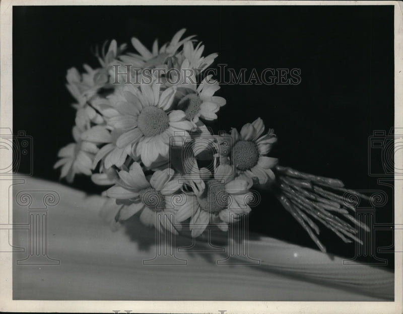 Load image into Gallery viewer, 1939 Press Photo A flower display in a home - nec67102
