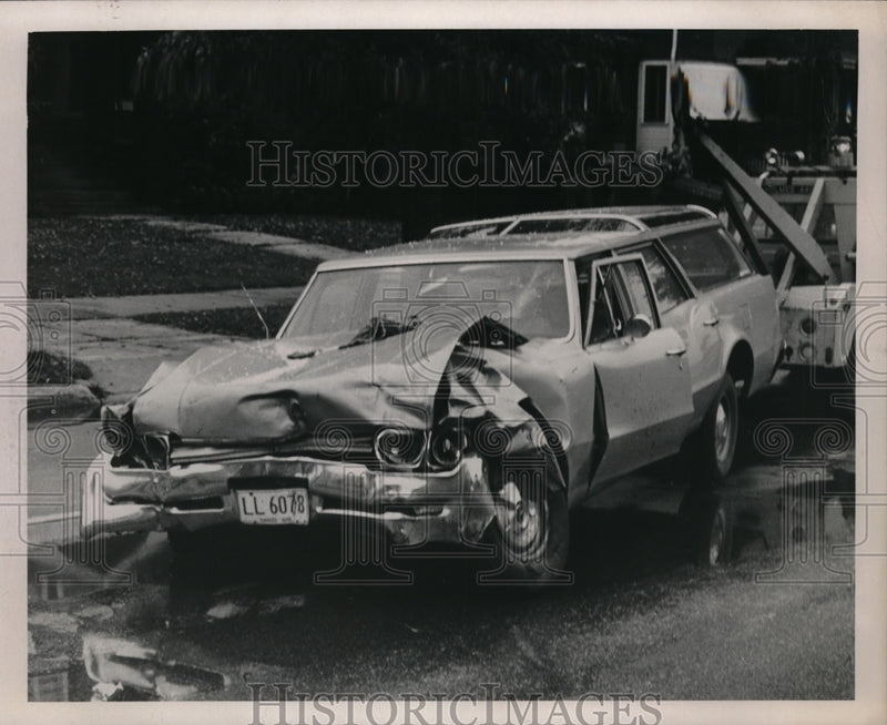 Load image into Gallery viewer, Press Photo Wrecked car behind a tow truck at accident scene - nec67103
