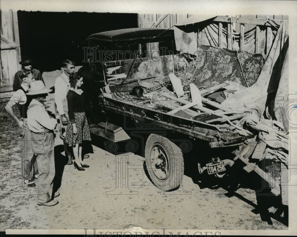 1933 Press Photo Truck converted to bus wrecked when hit by a semi truck,Ind.