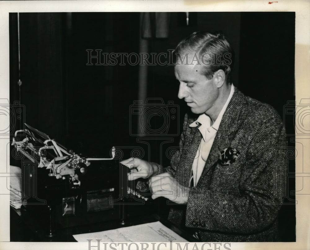 1939 Press Photo Rye, NY Sidney B Wood at his typewrite to report on tennis - Historic Images