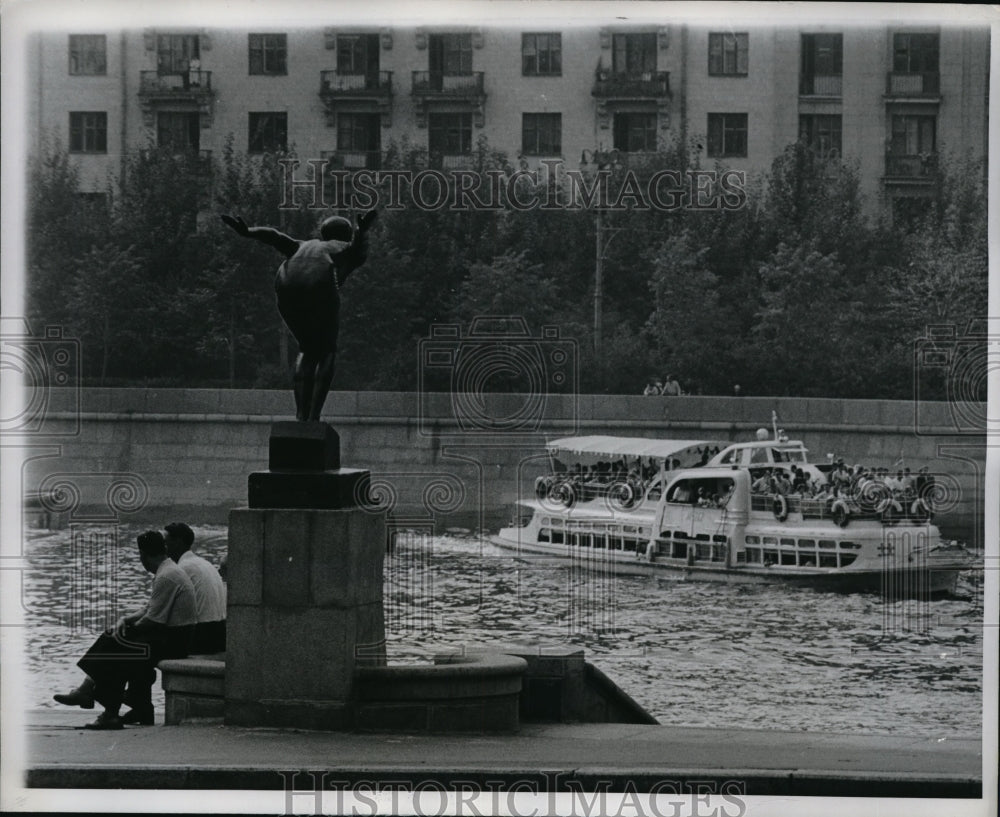 1963 Press Photo Moscow, Russia boat cruises normal on weekends on Moskva River