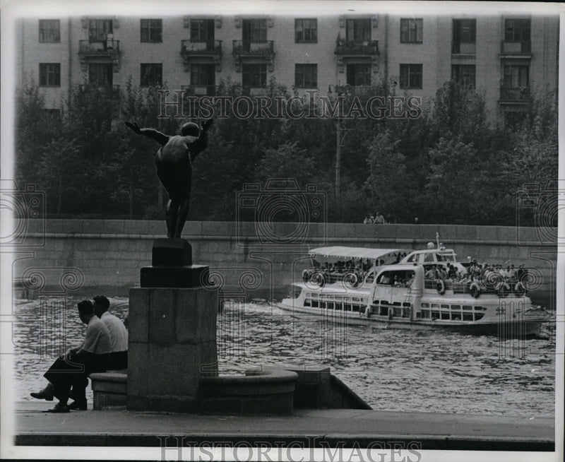 Load image into Gallery viewer, 1963 Press Photo Moscow, Russia boat cruises normal on weekends on Moskva River
