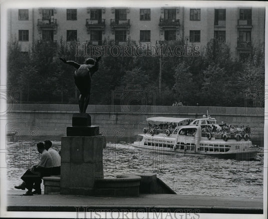 1963 Press Photo Moscow, Russia boat cruises normal on weekends on Moskva River