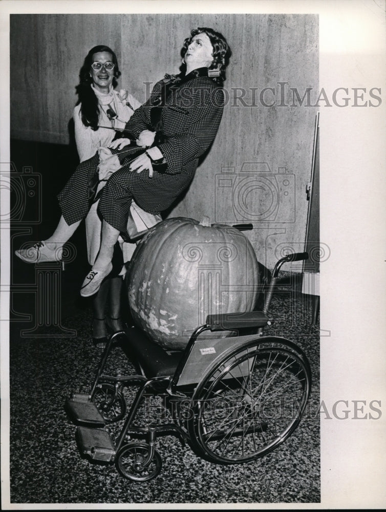 Load image into Gallery viewer, 1975 Press Photo Mrs Shirley Harris at IWY conference with pumpkin &amp; dummy
