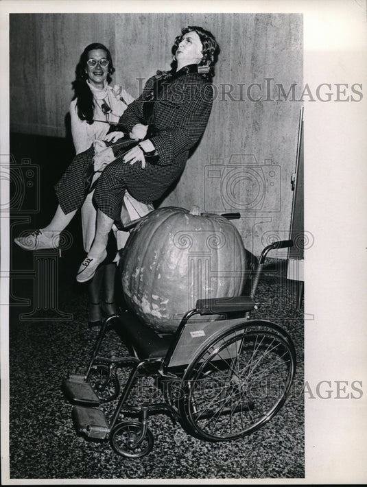 1975 Press Photo Mrs Shirley Harris at IWY conference with pumpkin & dummy