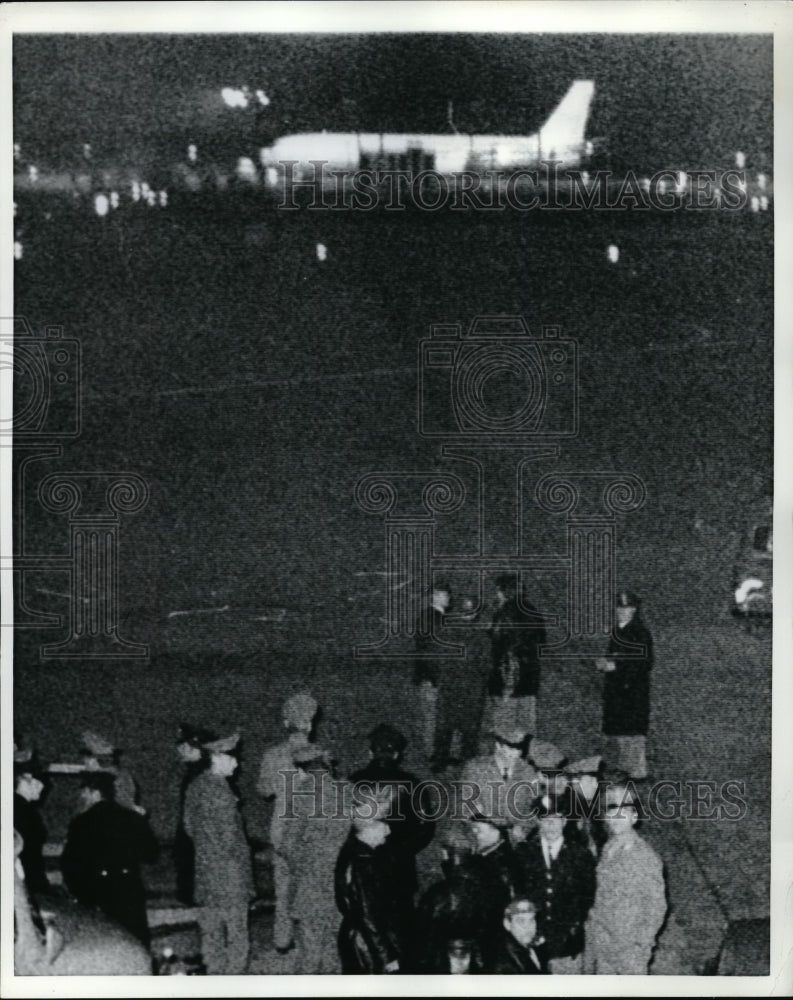 Load image into Gallery viewer, 1970 Press Photo Rome. police surround TWA 707 that was hijacked
