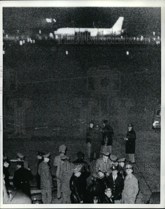 1970 Press Photo Rome. police surround TWA 707 that was hijacked