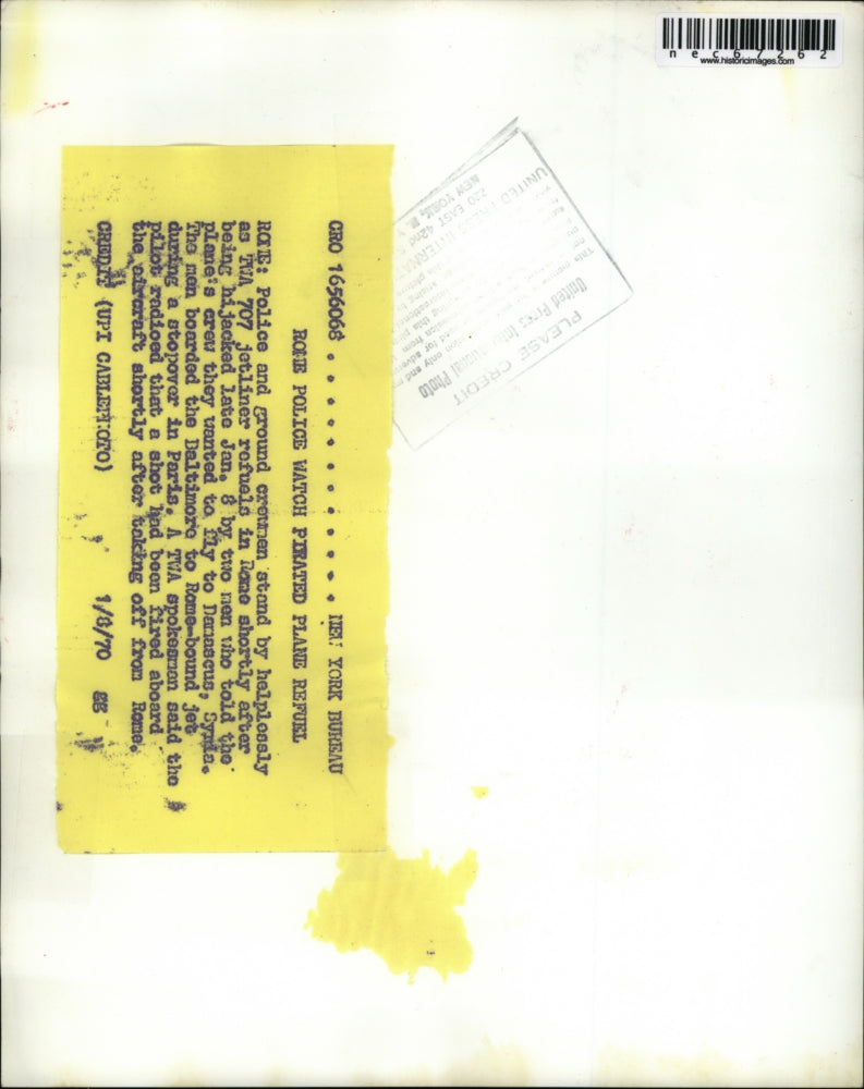 Load image into Gallery viewer, 1970 Press Photo Rome. police surround TWA 707 that was hijacked
