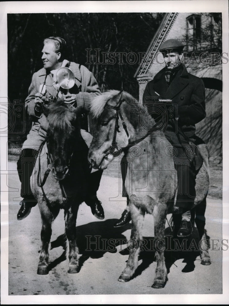 Load image into Gallery viewer, 1956 Press Photo Coppenhagen, newsmen cover general strike on horseback
