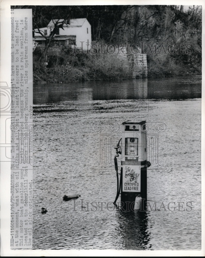 1970 Press Photo Reading, Pa Schuykill River floods & oil slicks