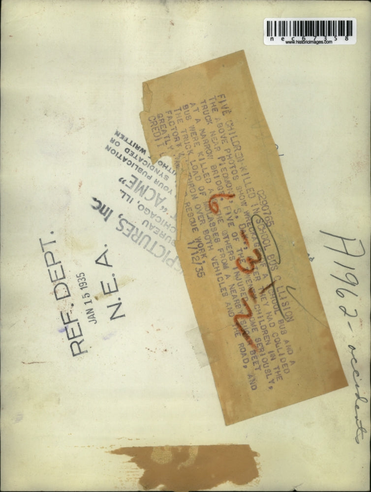 1935 Press Photo Wreckage of school bus collision with a truck - nec67358