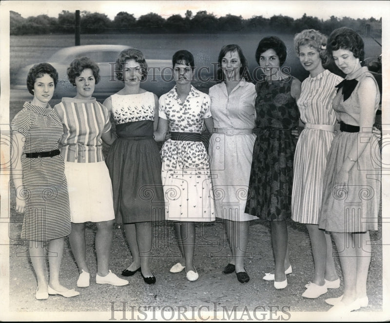 Load image into Gallery viewer, 1962 Press Photo Miss Newbury contestants, Carol Say,Kathy O'Brien,Kathy Brent

