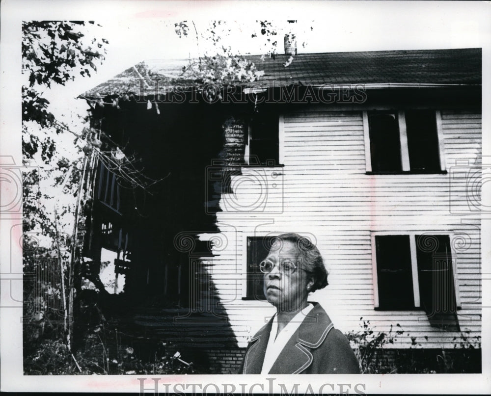 Press PhotoMrs Frances Francis at her home in Cleveland that burned - nec67422