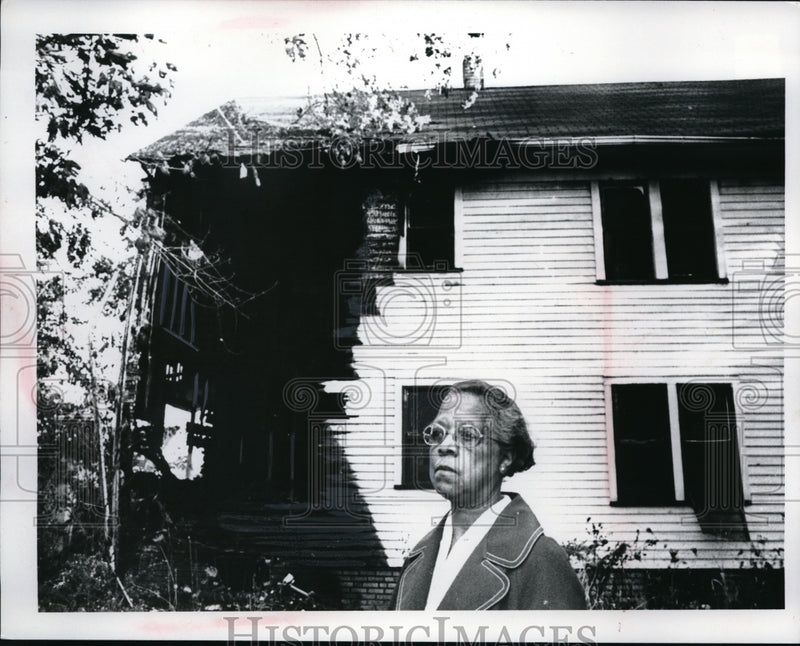 Load image into Gallery viewer, Press PhotoMrs Frances Francis at her home in Cleveland that burned - nec67422
