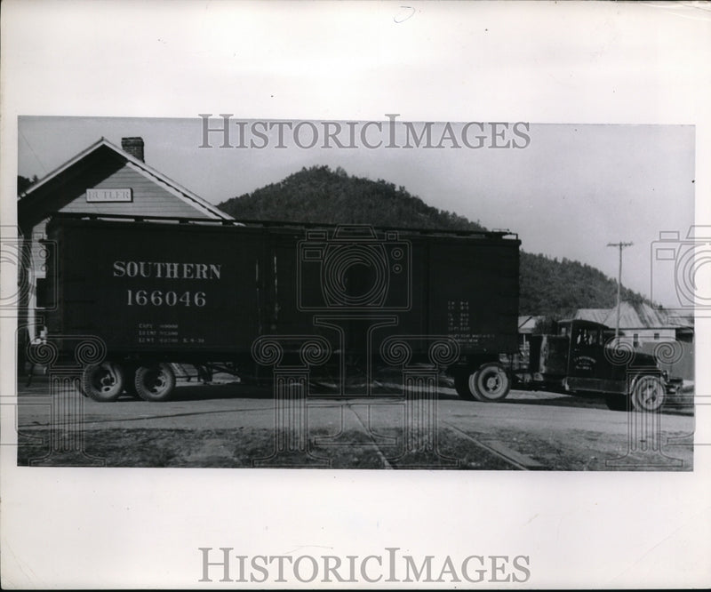 Load image into Gallery viewer, 1961 Press Photo transportation of box car pulled by truck - nec67435
