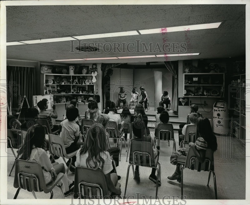 Load image into Gallery viewer, 1972 Press Photo Las Vegas Hilton youth hotel - nec67480
