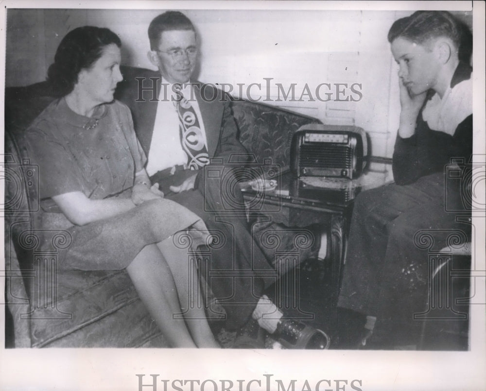 1952 Press Photo Mr & Mrs Leo Elam & Son Sidney Listen To Radio - nec67492