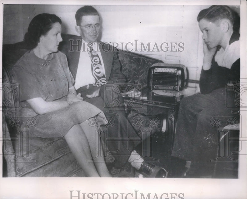 Load image into Gallery viewer, 1952 Press Photo Mr &amp; Mrs Leo Elam &amp; Son Sidney Listen To Radio - nec67492
