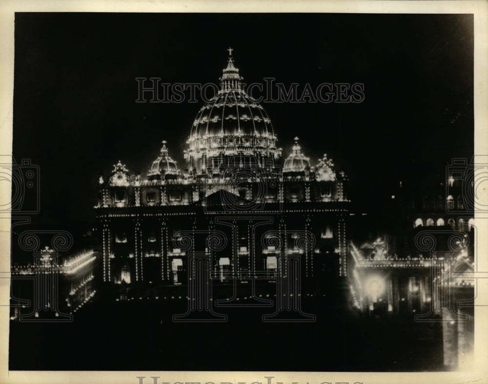 1933 Press Photo Rome,Italy St Peters lite up for canonization of Audre Hubert
