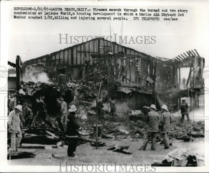 Load image into Gallery viewer, 1967 Press Photo Laguana Beach, Calif Marine AAA Skyhawk jet bomber crash
