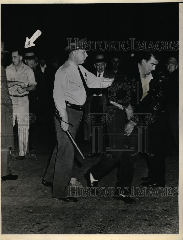 1945 Press Photo Alameda, Calif picket arrested at Bethelehem shipyards