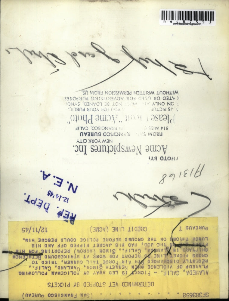 1945 Press Photo Alameda, Calif picket arrested at Bethelehem shipyards