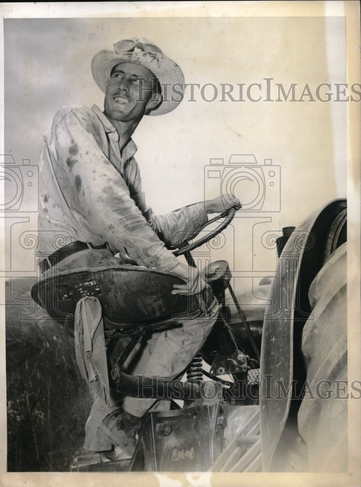 1943 Press Photo Straford, Texas Orville Petty drives tractor, crippled however