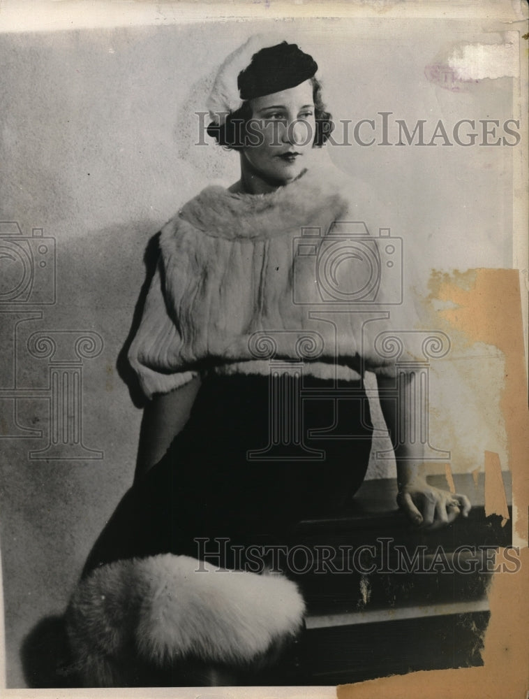 1933 Press Photo St Louis elite Lily Busch Mangus shows winter fashions at