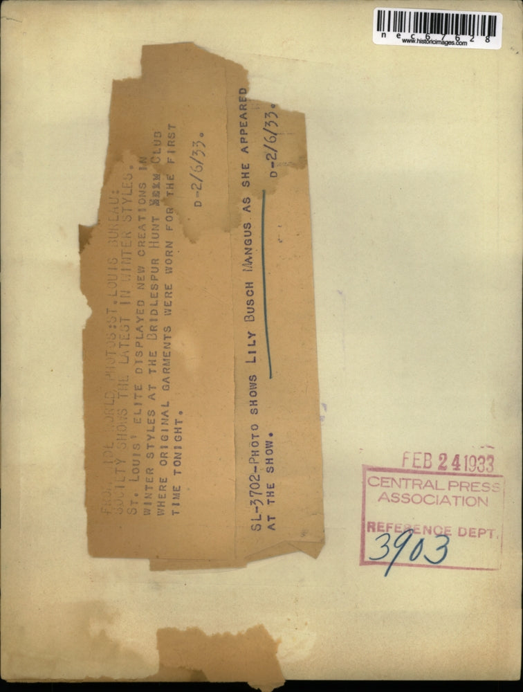 1933 Press Photo St Louis elite Lily Busch Mangus shows winter fashions at