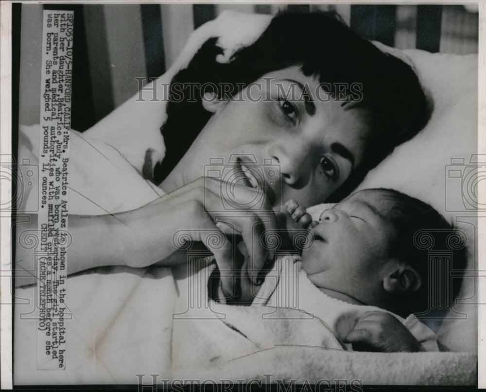 1951 Press Photo Beatrice Avilez holding her daughter Beatrice Judy