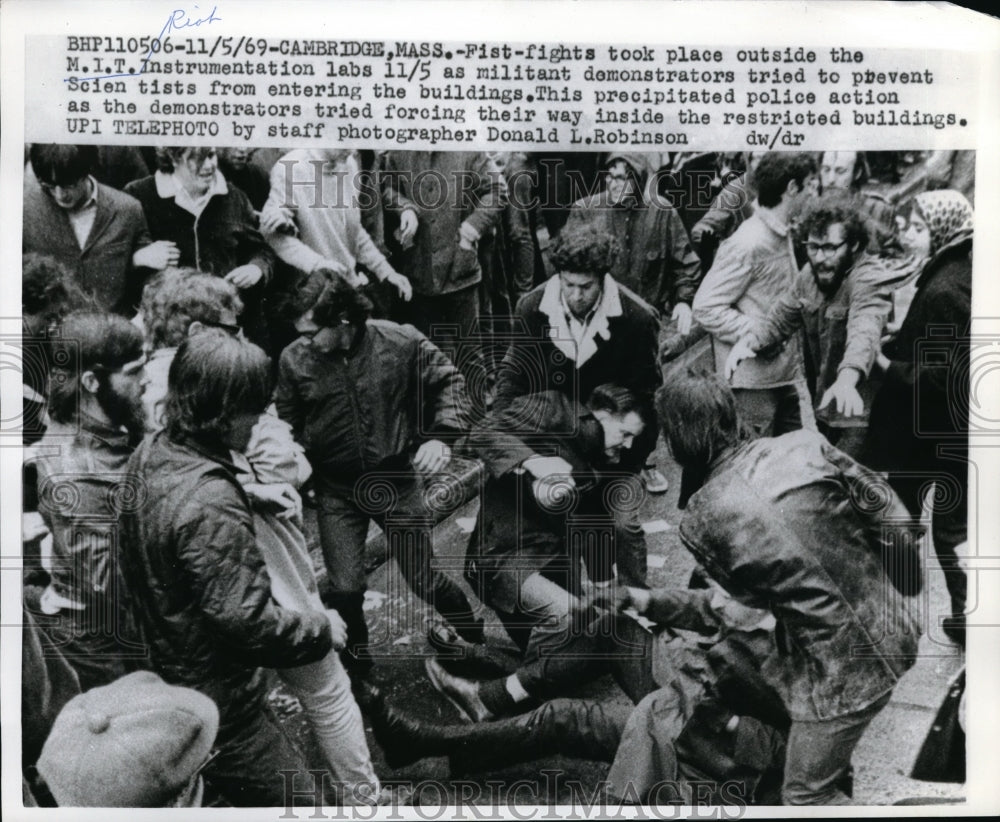 1969 Press Photo Fights outside M.I.T. Instrumentation labs