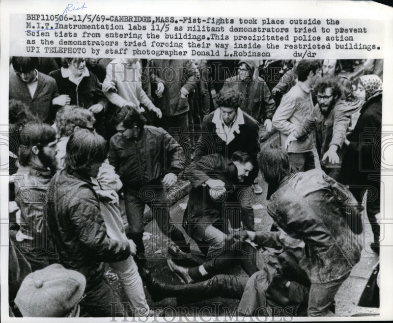 Load image into Gallery viewer, 1969 Press Photo Fights outside M.I.T. Instrumentation labs
