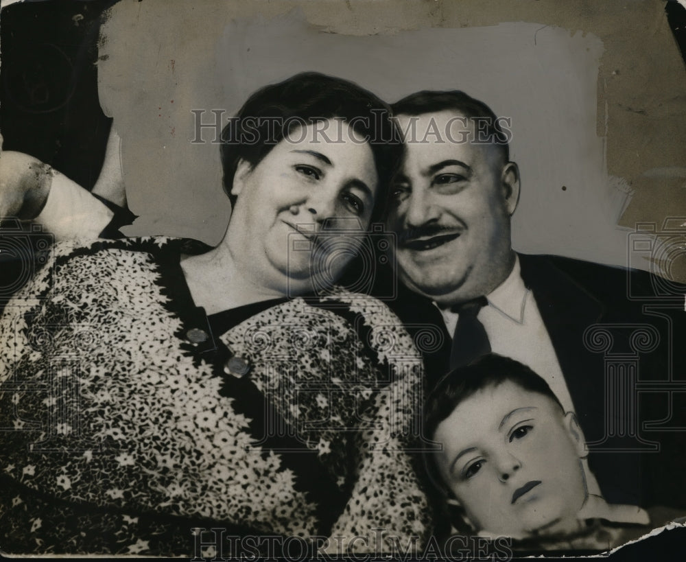 1935 Press Photo Mr & Mrs Darringo w/ their son - nec67755