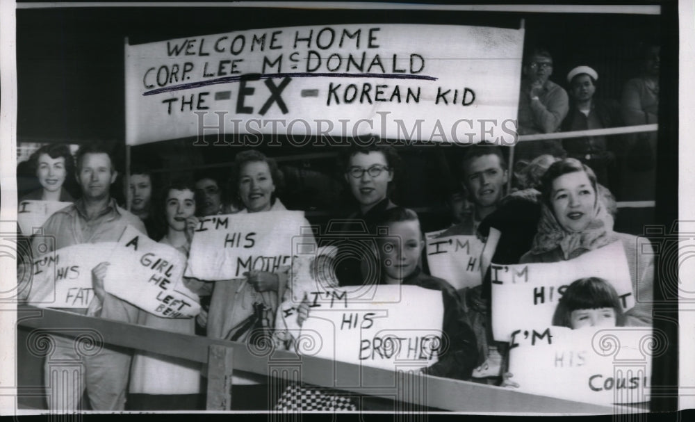 1955 Press Photo Crowd welcoming Cpl Lee C McDonald when he arrive in Seattle