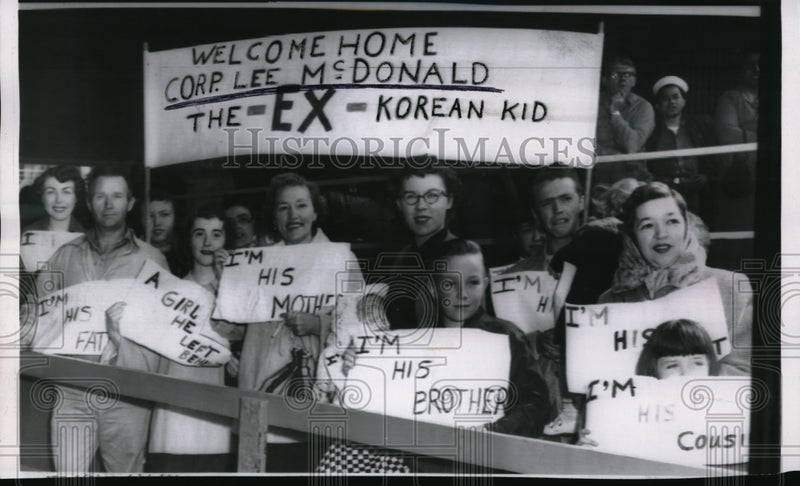 Load image into Gallery viewer, 1955 Press Photo Crowd welcoming Cpl Lee C McDonald when he arrive in Seattle
